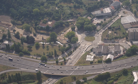 Vista aérea de nó rodoviário e vias de comunicação